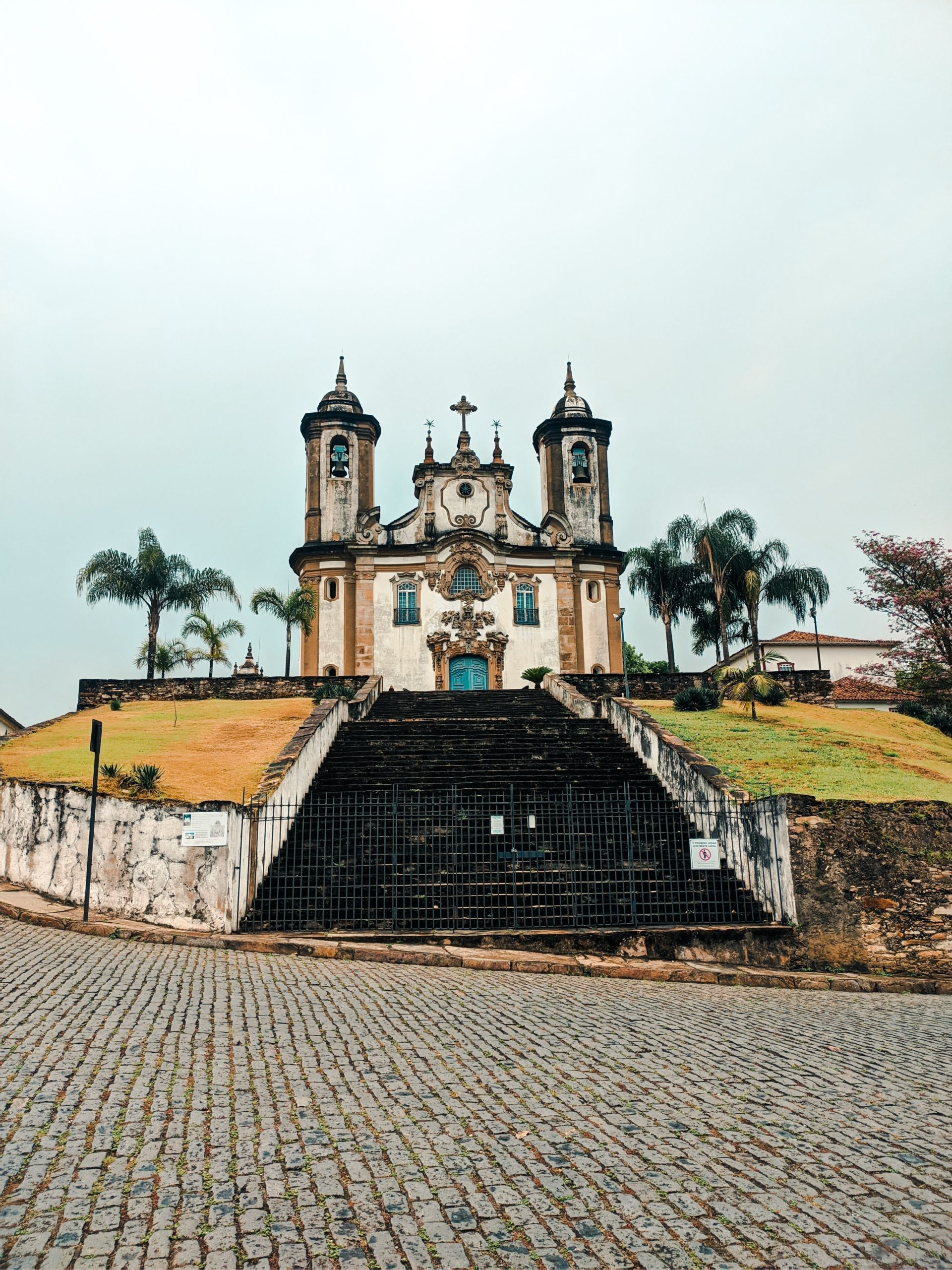 igreja sao francisco scaled - 10 razones para visitar Ouro Preto, Minas Gerais