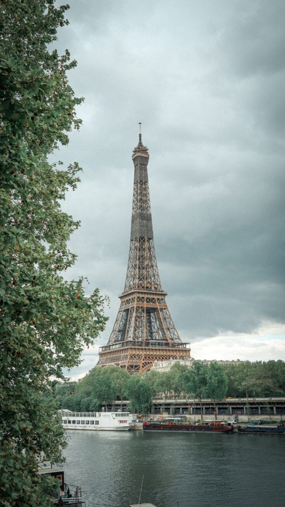 pexels rosivan morais 4323967 576x1024 - Paris a Cidade do Romance